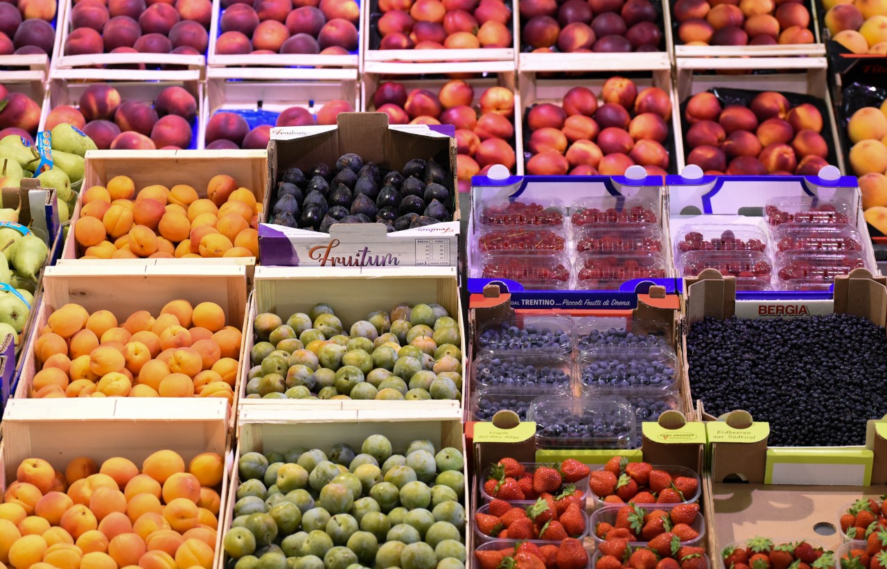 Vetrina interna del negozio Alpifrutta a Morgex con frutta e verdura fresca